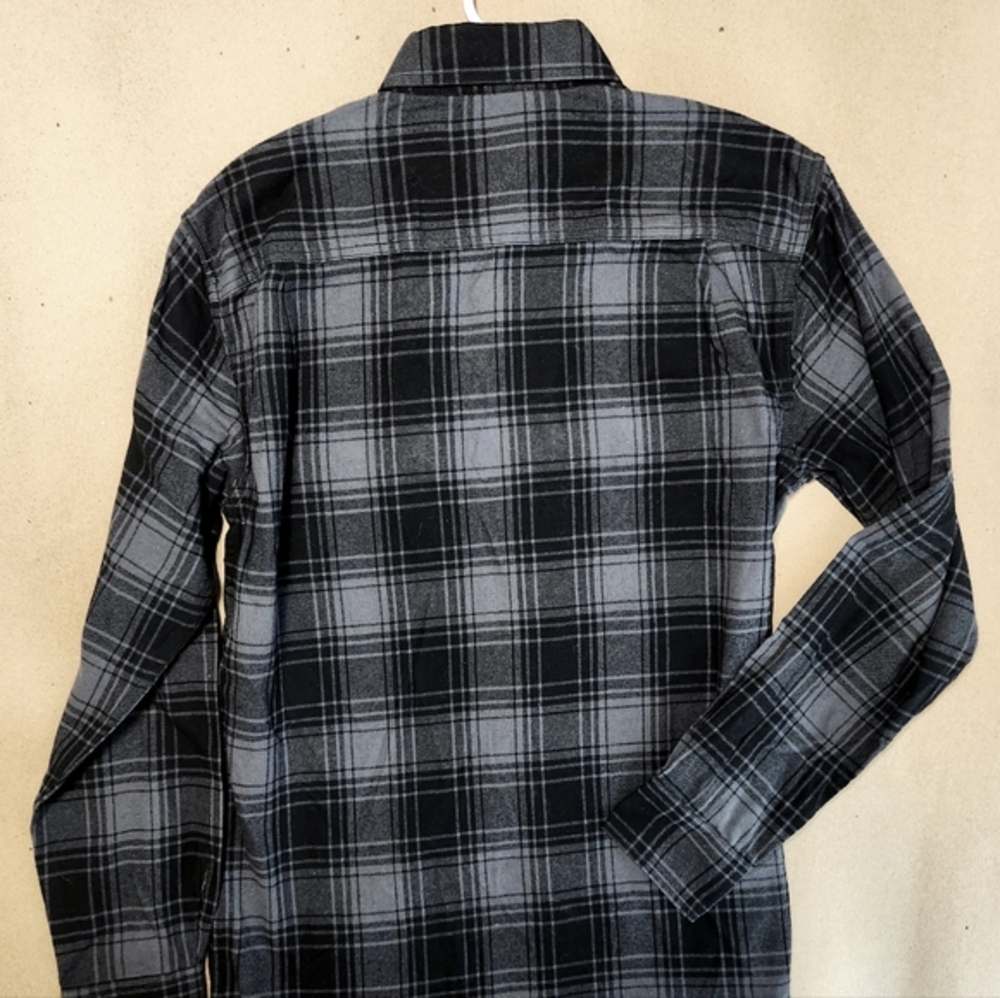 New never worn grey long sleeve flannel shirt. Faded Glory size small 34-36.